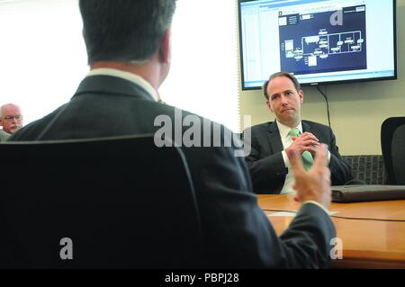 Jordan Gillis, Assistant Secretary der Armee (Installationen, Energie und Umwelt), hört zu, während auf der Energy Management Control System 19. Juli an die Direktion der öffentlichen Arbeiten informiert wird. Gillis, ein ehemaliger Offizier, erlernten auch über aktuelle Fort Lee's Operations und kritische Themen, traf sich mit Mitgliedern der US-Armee Garnison Personal und erhielt eine kurze Tour durch die Installation. Stockfoto