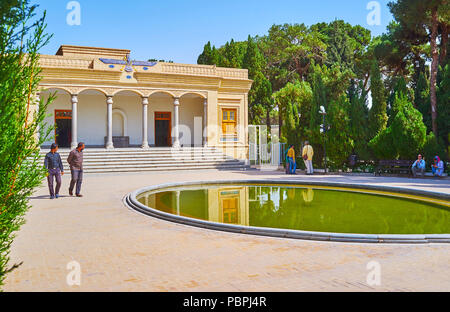YAZD, IRAN - 18. Oktober 2017: Der Teich mit klaren Fläche vor dem zoroastrischen Atash Behram (siegreichen Feuer) Tempel, mit steinernen Säulen dekoriert Stockfoto