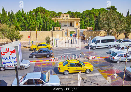 YAZD, IRAN - 18. Oktober 2017: Die harten Verkehr entlang der Straße vor der zoroastrischen Atash Behram (siegreichen Feuer) Tempel, am 18. Oktober in Yazd. Stockfoto