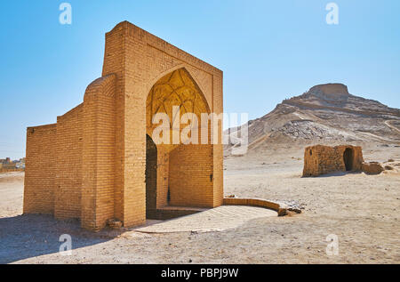 Das Portal der alten unterirdischen Zisterne, auf wüstenländern Dakhma Grabstätte (Türme des Schweigens), Yazd, Iran. Stockfoto