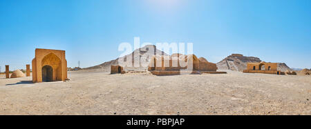 Panorama von der bemerkenswerten Zoroastrischen Wahrzeichen von Yazd, in der Wüste gelegen - das begräbnis Compex, bekannt als Türme des Schweigens oder Dakhma mit erhaltenen Cere Stockfoto