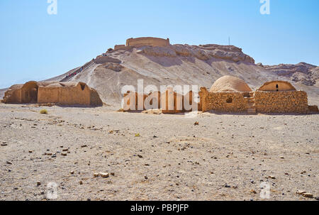 Die zeremonielle Gebäude (Khaiele) Der Dakhma oder Türme des Schweigens - die Zoroastrischen Grabstätte, in der Wüste, Yazd, Iran. Stockfoto