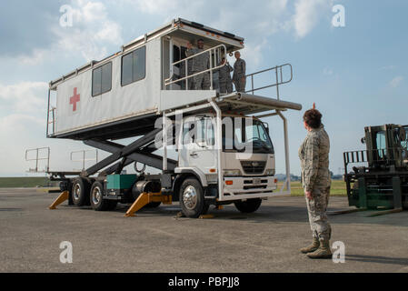 Oberst Otis C. Jones, 374 Airlift Wing Commander, Wellen, die von oben auf den Weg Patienten Staging System während der 374 medizinische Gruppe immersion Tour an Yokota Air Base, Japan, 24. Juli 2018. Die 374 MDG unterhält 55 Krieg finden materiel Projekte, einschließlich der Abteilung für die Verteidigung die größte Bewegung des Patienten los bestand. (U.S. Air Force Foto von Airman 1st Class Matthew Gilmore) Stockfoto