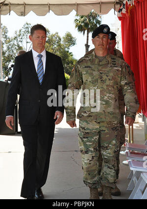 Oberst Aaron Barta, US-Armee Korps der Ingenieure Los Angeles District Commander, rechts, und David Van Dorpe, Bezirk Stellvertreter für Programme und Projekt Management, LA Bezirk, Links, während ein Juli 19 Ändern des Befehls Zeremonie am Fort MacArthur in San Pedro, Kalifornien an ihre Plätze auf der Bühne entfernt. Während der Zeremonie, Oberst Kirk Gibbs, ehemalige LA District Commander, aufgegeben Pflichten zu Barta. Stockfoto