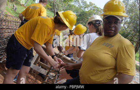 180723-N-OE 749-0018 Roatan, Honduras (23. Juli 2018) Segler an der Whidbey Island-Class Dock Landung Schiff USS Gunston Hall (LSD 44), Wire Frames für eine Wohnungsbau Projekt als Teil einer Community Relations Veranstaltung. Das Schiff ist derzeit die Vorbereitungen für den südlichen Meeren, die eine jährliche gemeinsame Bereitstellung in der US Southern Command Verantwortungsbereich, wo eine Aufgabengruppe bereitstellen werden eine Vielzahl von Übungen und multinationalen Austausch durchzuführen, die Interoperabilität zu verbessern, die regionale Stabilität zu erhöhen, und bauen und unterhalten regionale Beziehungen mit Ländern througho Stockfoto