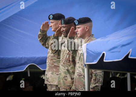 Us-Armee Brig. Gen. Sean A. Gainey (Mitte), der scheidende 94th Army Air und Missile Defence Command Commander, Gen. Robert B. Braun (links), der Oberbefehlshaber der US-Armee Pazifik und Brig. Gen. Michael Morrissey (rechts), die eingehenden 94th AAMDC Commander, begrüssen die Nationen, Farben, während eine Änderung der Befehl Zeremonie an der historischen Palm Circle, 26. Juli 2018 fort Shafter, Hawaii. Stockfoto