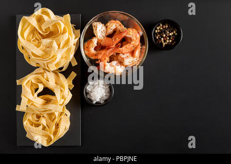 Fettuccine Bandnudeln mit Garnelen Garnelen, Kräutern und Gewürzen Stockfoto