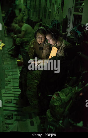 Kapitän Isebell Zhang, Flug Krankenschwester, und Senior Airman Kyle Caldwell, Flug Medic, Eingabe von Patientendaten in elektronischen Gesundheitsakte des Patienten an Bord einer C-17 Globemaster III für Air Base Ramstein, Deutschland, 21. Juli 2018 gebunden. Die Flieger der 455th Expeditionary Aeromedical Evacuation Squadron am Flughafen Bagram, Afghanistan basieren, mit der Aufgabe, den Transport von USA und NATO-Partner Service Mitglieder verletzt. (U.S. Air Force Foto von Tech. Sgt. Eugene Crist) Stockfoto