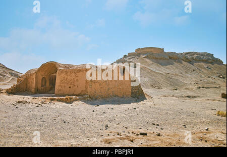 Erhaltene Gebäude des alten Zoroastrischen Grabstätte - Turm des Schweigens (Dakhma) auf dem Hügel und zeremoniellen Khaiele im Vordergrund, Yazd, Iran Stockfoto