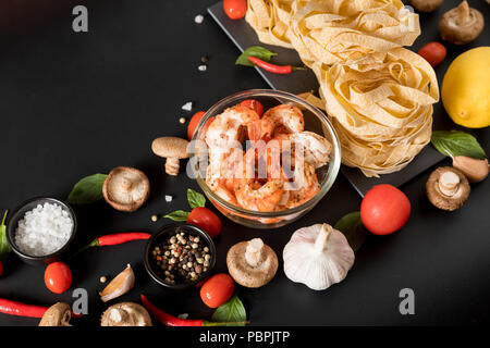 Fettuccine Bandnudeln mit Garnelen Garnelen, Kräutern und Gewürzen Stockfoto