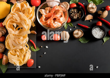 Fettuccine Bandnudeln mit Garnelen Garnelen, Kräutern und Gewürzen Stockfoto