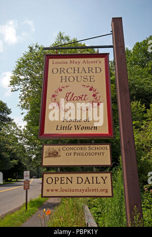 Zeichen für das Orchard House, wo Louisa May Alcott von 1858 bis 1877 lebte und schrieb "Kleine Frau", Concord, Middlesex County, Massachusett, USA Stockfoto