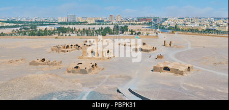 Die hügelige verlassenen Gelände neben Yazd wurden von ZOROASTRISCHEN Gemeinschaft für das Erstellen von Grabstätte, die Türme des Schweigens, Iran bezeichnet wird. Stockfoto