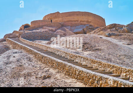 Die schmale geschwungene Steintreppe führt in die Spitze des Felsens mit erhaltenen Turm der Stille - zoroastrischen Ort für begräbnisrituale, Yazd, Iran. Stockfoto