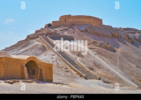 Zoroastrischen religiösen Gebäuden in archäologische Stätte neben Yazd - der Bestattung der Turm des Schweigens auf dem Hügel und zeremoniellen Khaiele am Fuße des Stockfoto