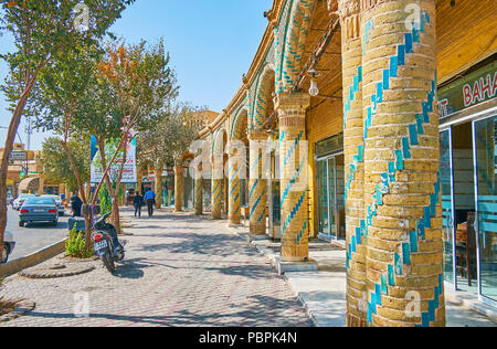 YAZD, IRAN - Oktober 18, 2017: Der alte Handel Arkaden mit schlanken Säulen und Blau gefliesten Muster Shahid Beheshti Square umgeben, in der Altstadt, auf der Oc Stockfoto