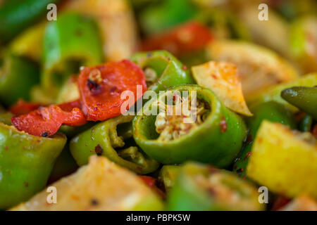 Grüne und rote Paprika, mariniert mit Zitrone Stockfoto