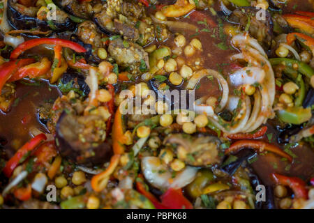 Kichererbsen und Auberginen Salat Stockfoto