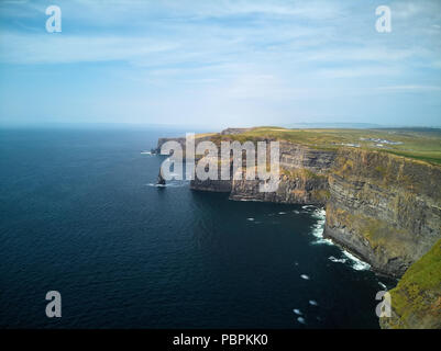 Die Klippen von Moher an einem schönen sonnigen Tag. Große Sichtbarkeit weit und breit. Sehr ruhig, der Wind und das Meer. Stockfoto