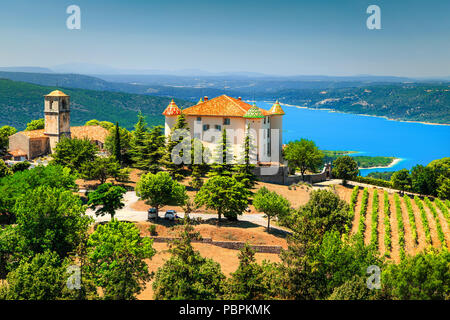 Fantastische Aiguines schloss mit spektakulären Weinberg und schöne türkisblaue St Croix See im Hintergrund, in der Nähe von Verdon, Provence, Frankreich, Europa Stockfoto