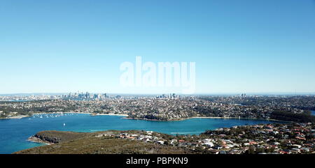 Luftaufnahme von Sydney CBD, North Sydney und Chatswood mit Financial District Wolkenkratzer von Sydney Harbour, Middle Harbour und Parks umgeben. Stockfoto