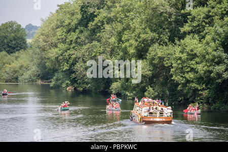 Eine Reise auf dem Fluss Wye an Symonds Yat Osten Leute, in Kanus, Herefordshire, England, Großbritannien Stockfoto