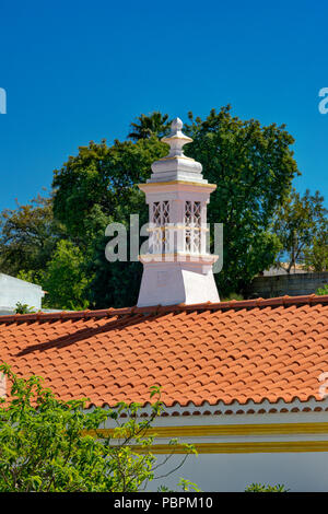 Eine Algarve Schornstein in der Nähe von Almancil, Algarve, Portugal Stockfoto