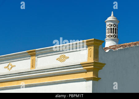 Algarve Schornstein in der Nähe von Almancil auf ein altes Haus mit dekorativen Fries Stockfoto