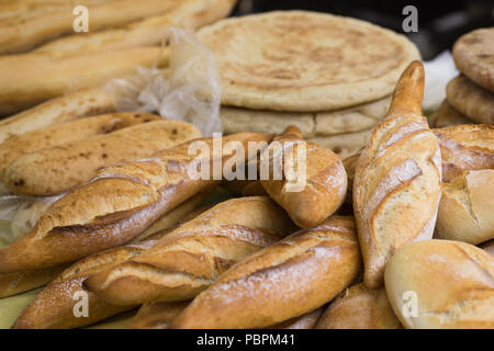 Französisches Brot - Nahaufnahme der Laibe Brot auf einem Markt in Paris, Frankreich, Europa verkauft. Stockfoto