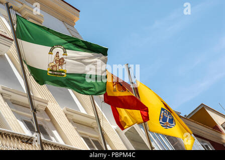 Flagge Andalusien Provinz, (grün-weißen Streifen) spanische Flagge (Rot und Gelb) und Stadt Cádiz Flagge (Gelb mit Krone) in der alten Stadt o Stockfoto