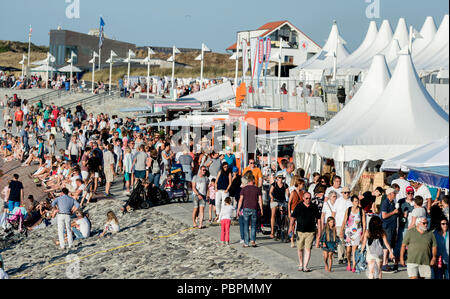 Norderney, Deutschland. 27. Juli, 2018. Während des Festivals Ummertime @ Touristen Norderney" Spaziergang, vorbei an Hütten und Trinken steht am nördlichen Strand von der Insel. Credit: Hauke-Christian Dittrich/dpa/Alamy leben Nachrichten Stockfoto