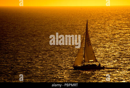 Norderney, Deutschland. 27. Juli, 2018. Ein Segelboot ist Segeln auf der Nordsee in der Nähe der nördlichen Strand der Insel. Credit: Hauke-Christian Dittrich/dpa/Alamy leben Nachrichten Stockfoto