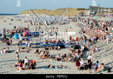 Norderney, Deutschland. 27. Juli, 2018. Touristen sitzen in der Abendsonne auf der nördlichen Strand der Insel. Credit: Hauke-Christian Dittrich/dpa/Alamy leben Nachrichten Stockfoto