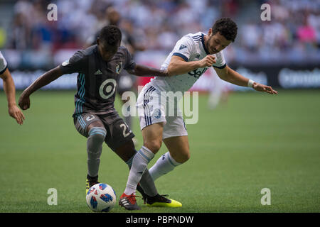 Vancouver, Kanada. 28. Juli 2018. Felipe Martins (8) von Vancouver Whitecaps, und Carlos Darwin Quintero (25) von Minnesota United, Kampf um den Ball Final Score Vancouver 4, Minnesota 2. Vancouver Whitecaps vs Minnesota United FC BC Place. © Gerry Rousseau/Alamy leben Nachrichten Stockfoto