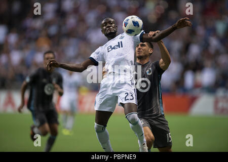 Vancouver, Kanada. 28. Juli 2018. Kei Kamara (23) von Vancouver Whitecaps, und Michael Boxall (15) von Minnesota United, Kampf um die Kontrolle über den Ball. Final Score Vancouver 4, Minnesota 2. Vancouver Whitecaps vs Minnesota United FC BC Place. © Gerry Rousseau/Alamy leben Nachrichten Stockfoto