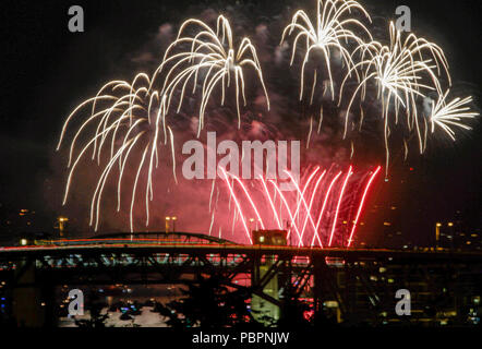 Vancouver, Kanada. 28. Juli 2018. Feuerwerke sind während der 28. Feier des Lichtes, ein Feuerwerk Wettbewerb, in Vancouver, Kanada, 28. Juli 2018 gesehen. Credit: Liang Sen/Xinhua/Alamy leben Nachrichten Stockfoto