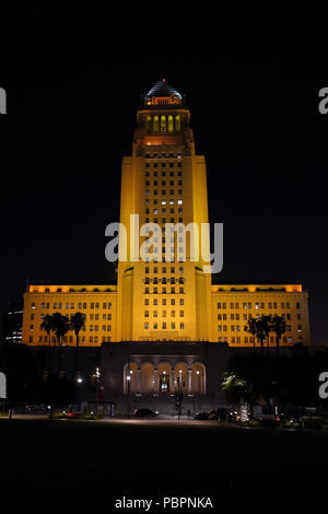 Los Angeles, Kalifornien, USA, 28. Juli 2018: Die L.A. Rathaus Gebäude leuchtet Gold zu Ehren von Jonathan Gold. Die Putlizer Preisgekrönte essen Kritiker entfernt am 21. Juli weitergeleitet und würde 58 Jahre alt Heute gedreht haben. Dies ist bei einer Reihe von hommagen an Gold überall in Los Angeles dieses Wochenende. Stockfoto