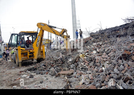 Ghaziabad, Indien. 28. Juli 2018. Mitglieder der Nationalen Disaster Response Force (NDRF) Team arbeiten am Standort nach einem 5-stöckigen Gebäude in Lakhnau, Indien, 28. Juli 2018 einstürzte. Credit: Stringer/Xinhua/Alamy leben Nachrichten Stockfoto