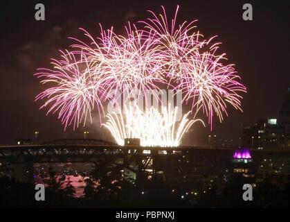 Vancouver, Kanada. 28. Juli 2018. Feuerwerke sind während der 28. Feier des Lichtes, ein Feuerwerk Wettbewerb, in Vancouver, Kanada, 28. Juli 2018 gesehen. Credit: Liang Sen/Xinhua/Alamy leben Nachrichten Stockfoto