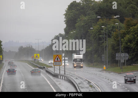 North Wales, 29. Juli 2018. UK Wetter: Die ersten echten nachhaltigen Niederschlag für viele heute einschließlich Flintshire, das ist eine willkommene Abwechslung von der jüngsten Hitzewelle. Gefährliche Fahrsituationen wegen sintflutartiger Regen entlang der A55 in der Nähe von Halkyn, Flintshire Stockfoto