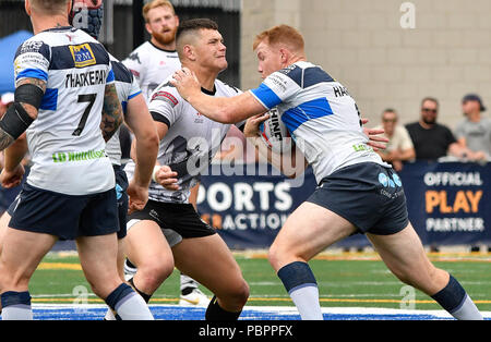 Lamport Stadium, Toronto, Ontario, Kanada, 28. Juli 2018. Quinn Ngawat von Toronto Wolfpack packt Ian Hardman (R) von Featherstone Rover während Toronto Wolfpack v Featherstone Rovers in der Betfred Meisterschaft. Credit: Touchlinepics/Alamy leben Nachrichten Stockfoto