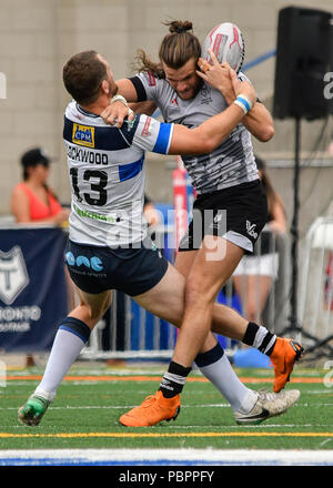 Lamport Stadium, Toronto, Ontario, Kanada, 28. Juli 2018. Liam Kay von Toronto Wolfpack in Angriff von James Lockwood (L) von Featherstone Rover während Toronto Wolfpack v Featherstone Rovers in der Betfred Meisterschaft. Credit: Touchlinepics/Alamy leben Nachrichten Stockfoto
