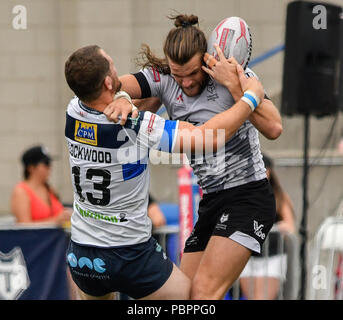 Lamport Stadium, Toronto, Ontario, Kanada, 28. Juli 2018. Liam Kay von Toronto Wolfpack in Angriff von James Lockwood (L) von Featherstone Rover während Toronto Wolfpack v Featherstone Rovers in der Betfred Meisterschaft. Credit: Touchlinepics/Alamy leben Nachrichten Stockfoto