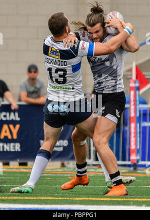 Lamport Stadium, Toronto, Ontario, Kanada, 28. Juli 2018. Liam Kay von Toronto Wolfpack in Angriff von James Lockwood (L) von Featherstone Rover während Toronto Wolfpack v Featherstone Rovers in der Betfred Meisterschaft. Credit: Touchlinepics/Alamy leben Nachrichten Stockfoto