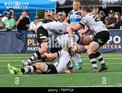 Lamport Stadium, Toronto, Ontario, Kanada, 28. Juli 2018. Josh McCrone und Jake Emmitt von Toronto Wolfpack bekämpfen John Davies von Featherstone Rover während Toronto Wolfpack v Featherstone Rovers in der Betfred Meisterschaft. Credit: Touchlinepics/Alamy leben Nachrichten Stockfoto