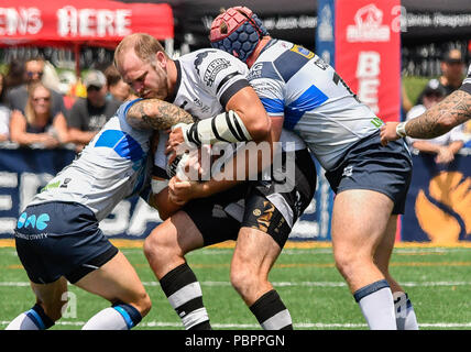 Lamport Stadium, Toronto, Ontario, Kanada, 28. Juli 2018. Richard Whiting (C) von Toronto Wolfpack in Angriff von Lukas Cooper (R) von Featherstone Rover während Toronto Wolfpack v Featherstone Rovers in der Betfred Meisterschaft. Credit: Touchlinepics/Alamy leben Nachrichten Stockfoto