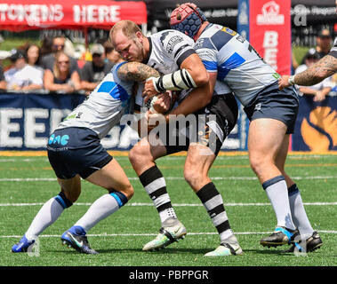 Lamport Stadium, Toronto, Ontario, Kanada, 28. Juli 2018. Richard Whiting (C) von Toronto Wolfpack in Angriff von Lukas Cooper (R) von Featherstone Rover während Toronto Wolfpack v Featherstone Rovers in der Betfred Meisterschaft. Credit: Touchlinepics/Alamy leben Nachrichten Stockfoto
