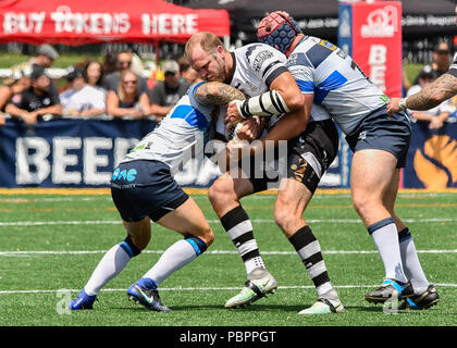 Lamport Stadium, Toronto, Ontario, Kanada, 28. Juli 2018. Richard Whiting (C) von Toronto Wolfpack in Angriff von Lukas Cooper (R) von Featherstone Rover während Toronto Wolfpack v Featherstone Rovers in der Betfred Meisterschaft. Credit: Touchlinepics/Alamy leben Nachrichten Stockfoto
