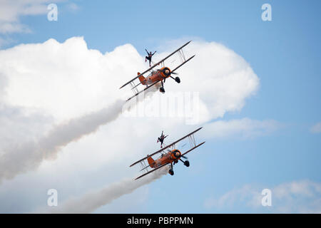 Sunderland, Großbritannien, 28. Juli 2018. Wingwalking während Sunderland International Airshow in Sunderland, England. Die wing Walker sind auf Doppeldecker. Credit: Stuart Forster/Alamy leben Nachrichten Stockfoto