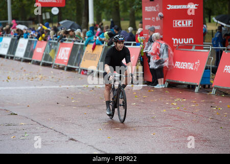 London, UK, 29. Juli 2018, Prudential RideLondon ist das weltweit grösste Festival der Radfahren, mit mehr als 100.000 Radfahrer, darunter einige der besten Profis der Welt, mehr als drei Millionen Meilen über das Wochenende radfahren. Die Zuschauer säumen die Strecke und die Mall an der Ziellinie. Credit: Keith Larby/Alamy leben Nachrichten Stockfoto